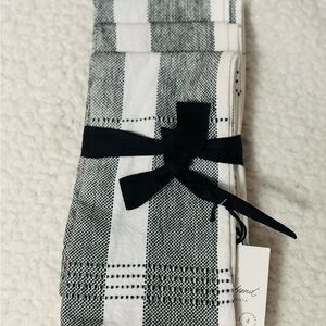 4 Green & Cream Hearth & Hand Napkins